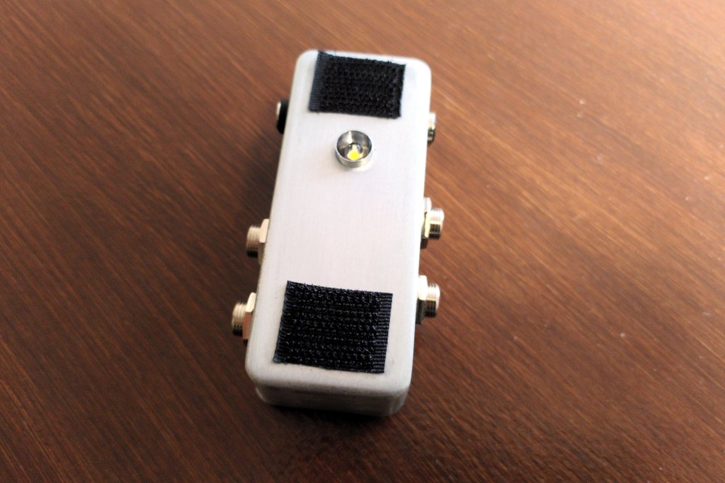 Top-view picture of the Loop1 placed on a wooden table